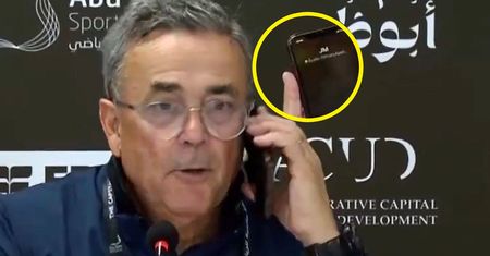 Na ekranie wyświetlił się "JM". Nagle przerwał konferencję i odebrał