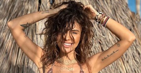 Stanęła na tarasie w bikini. Plażowa stylizacja to petarda