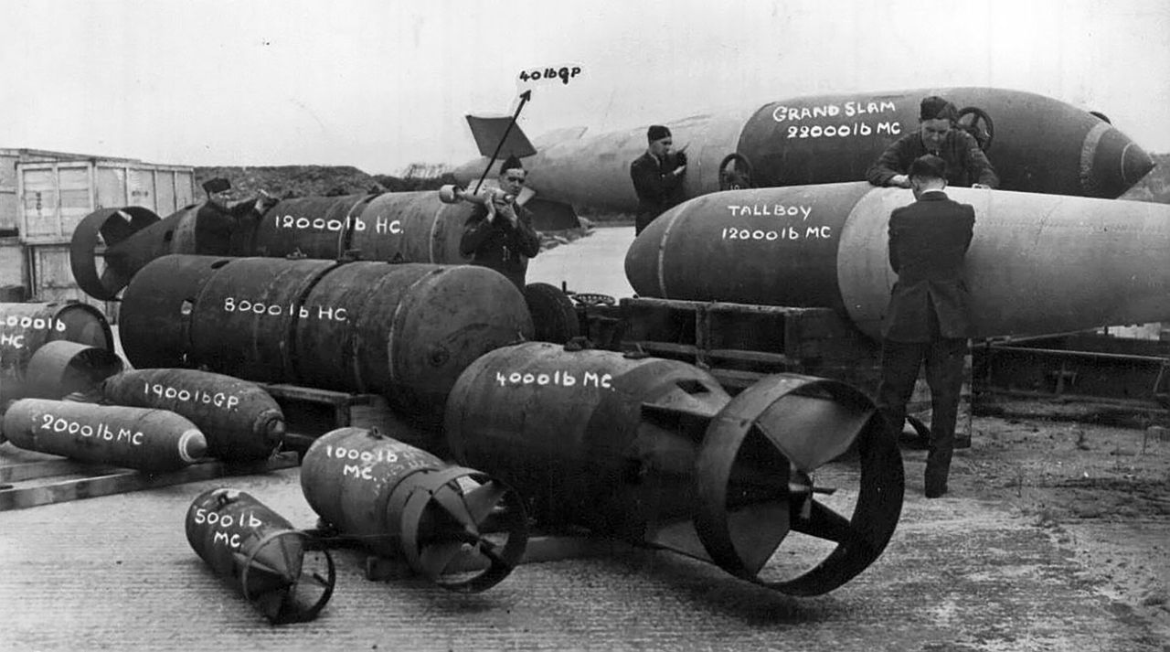 Brytyjskie bomby z II wojny światowej wraz z podaną (w funtach) wagą. Cięższa od Tallboya jest tylko bomba Grand Slam