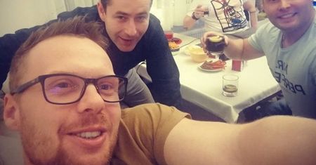 Krzysztof ze "Ślubu od pierwszego wejrzenia" pije z innymi uczestnikami: "Lecimy nie śpimy!" (FOTO)