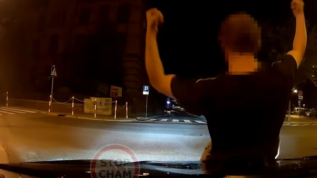 Pijany rzucił się na maskę samochodu. Źle trafił