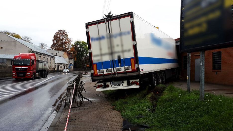 Lubuskie. Kierowca tira wjechał w budynek marketu 