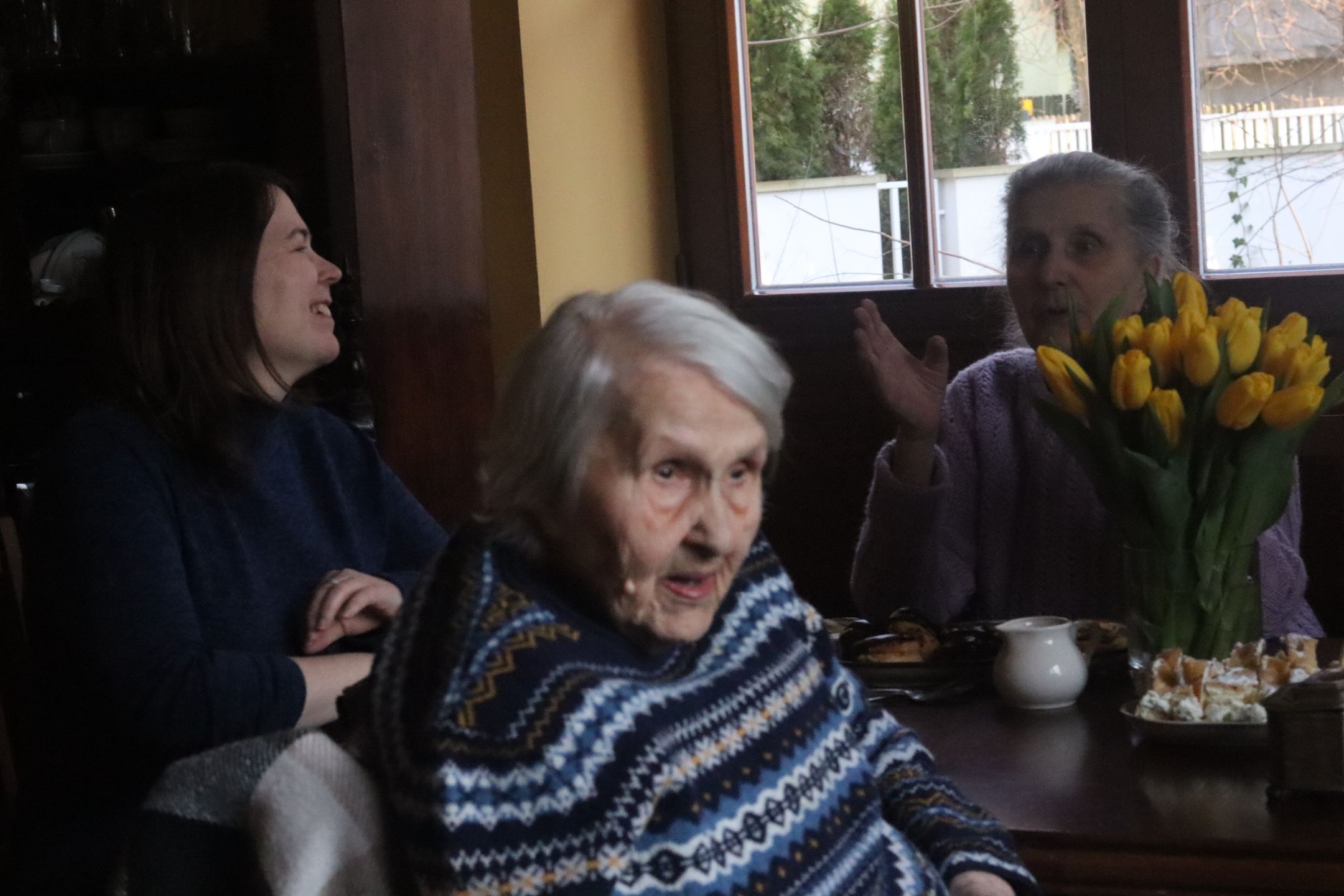 Zofia Curkan w środku, z lewej wnuczka Katarzyna, z prawej córka Luiza