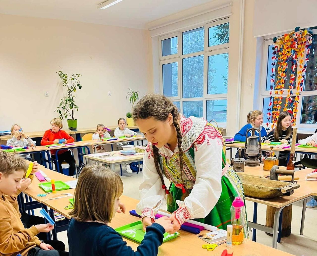 Agata stara się zainteresować lokalną społeczność kulturą białokurpiowską.