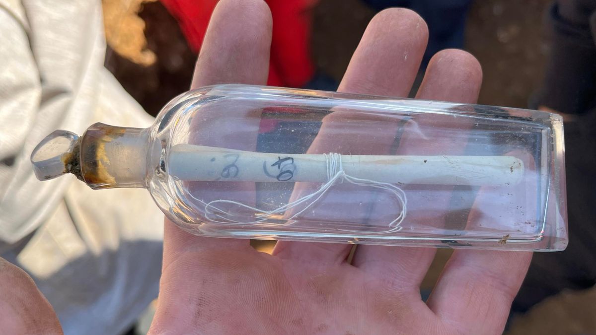 Odkopali starą butelkę. Co było w środku?