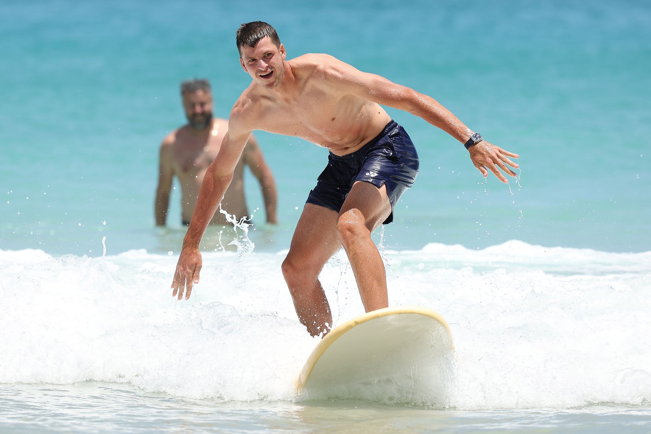 Iga Świątek i Hubert Hurkacz uczą się surfować na plaży w Perth
