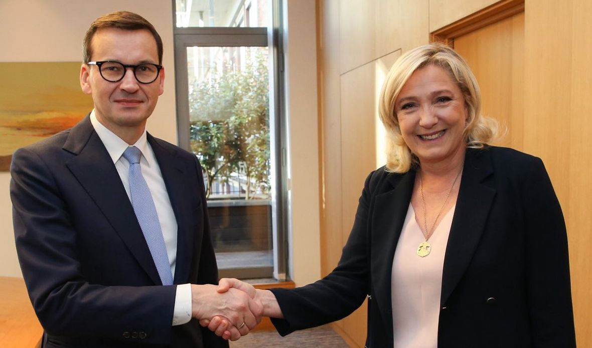 Mateusz Morawiecki i Marine Le Pen. Francuzka była podejmowana z honorami w Warszawie w grudniu 2021 roku