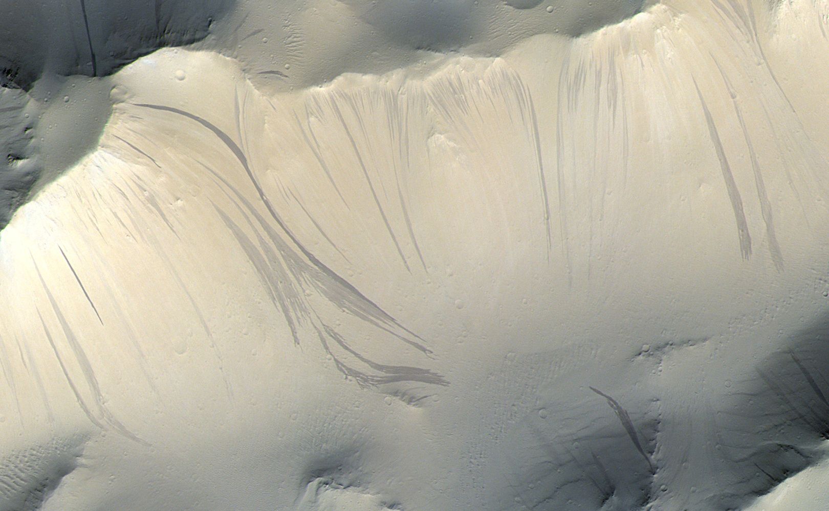 Pasma na zboczach krateru Olympus Mons na Marsie.