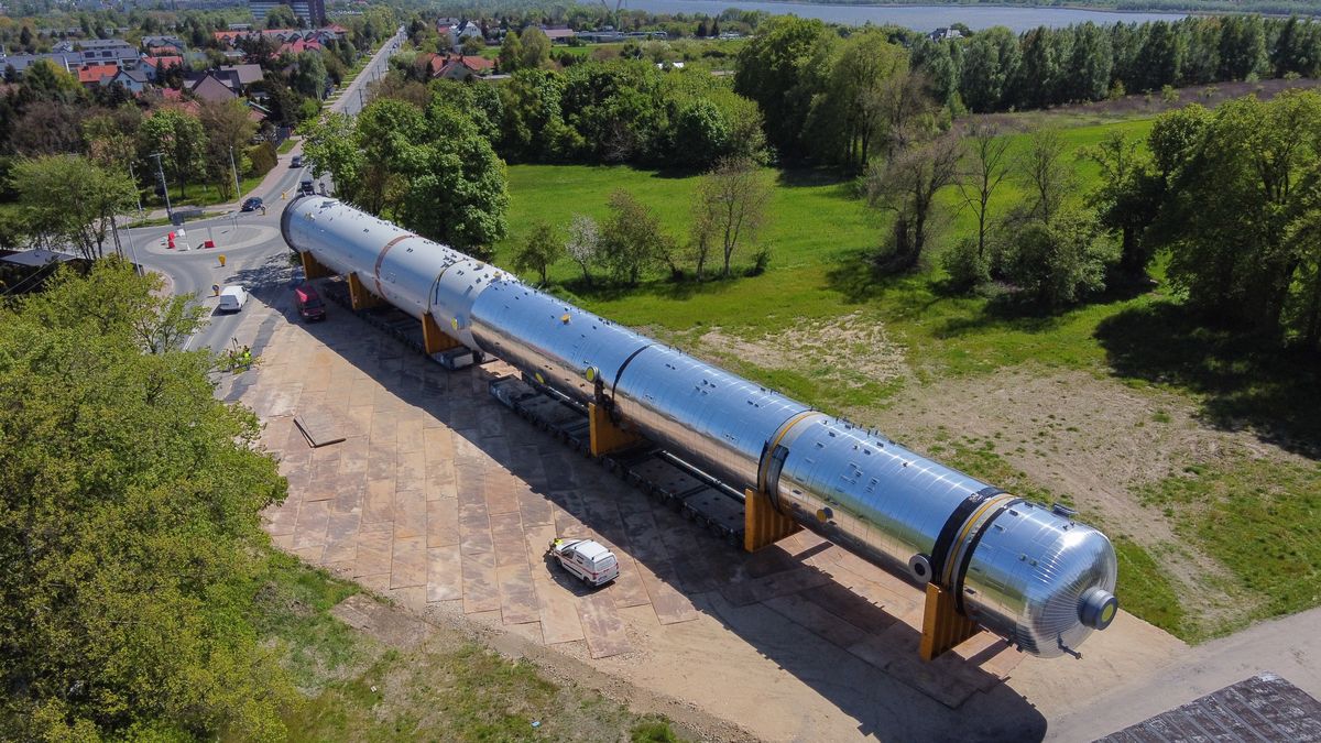 Transport ważącej ponad 850 ton kolumny "Wash Tower" dla kompleksu Olefiny III w zakładzie głównym PKN Orlen