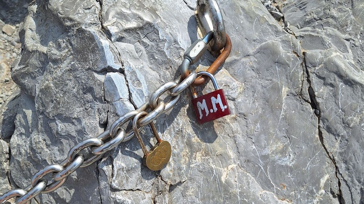 Kłódki na łańcuchach asekuracyjnych mogą stanowić spore zagrożenie.