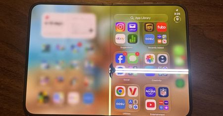 Składany iPhone ma problem. Apple zabrało głos w sprawie pękających ekranów