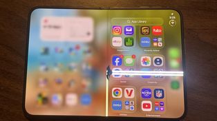 Składany iPhone ma problem. Apple zabrało głos w sprawie pękających ekranów