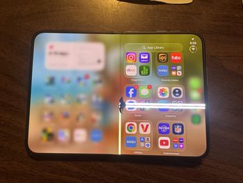 Składany iPhone ma problem. Apple zabrało głos w sprawie pękających ekranów