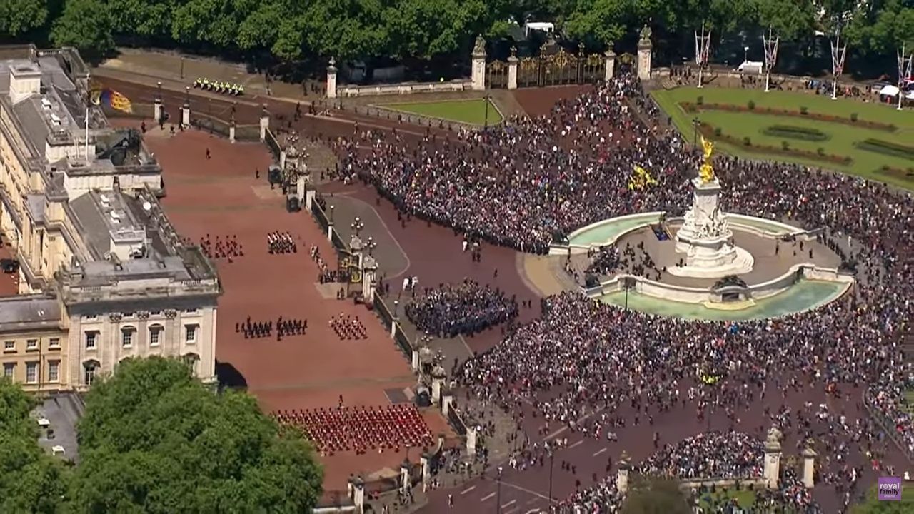 Poddani zebrali się pod Pałacem Buckingham.