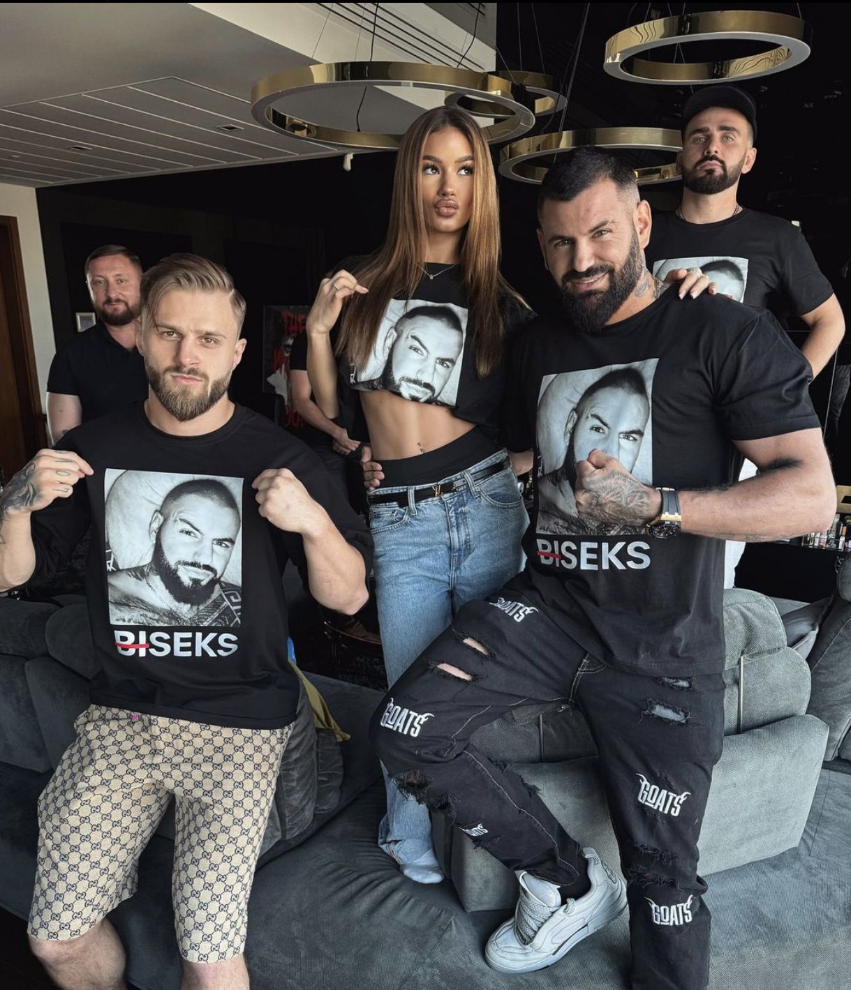 Wojtek Gola sprzedaje koszulki ze swoją twarzą