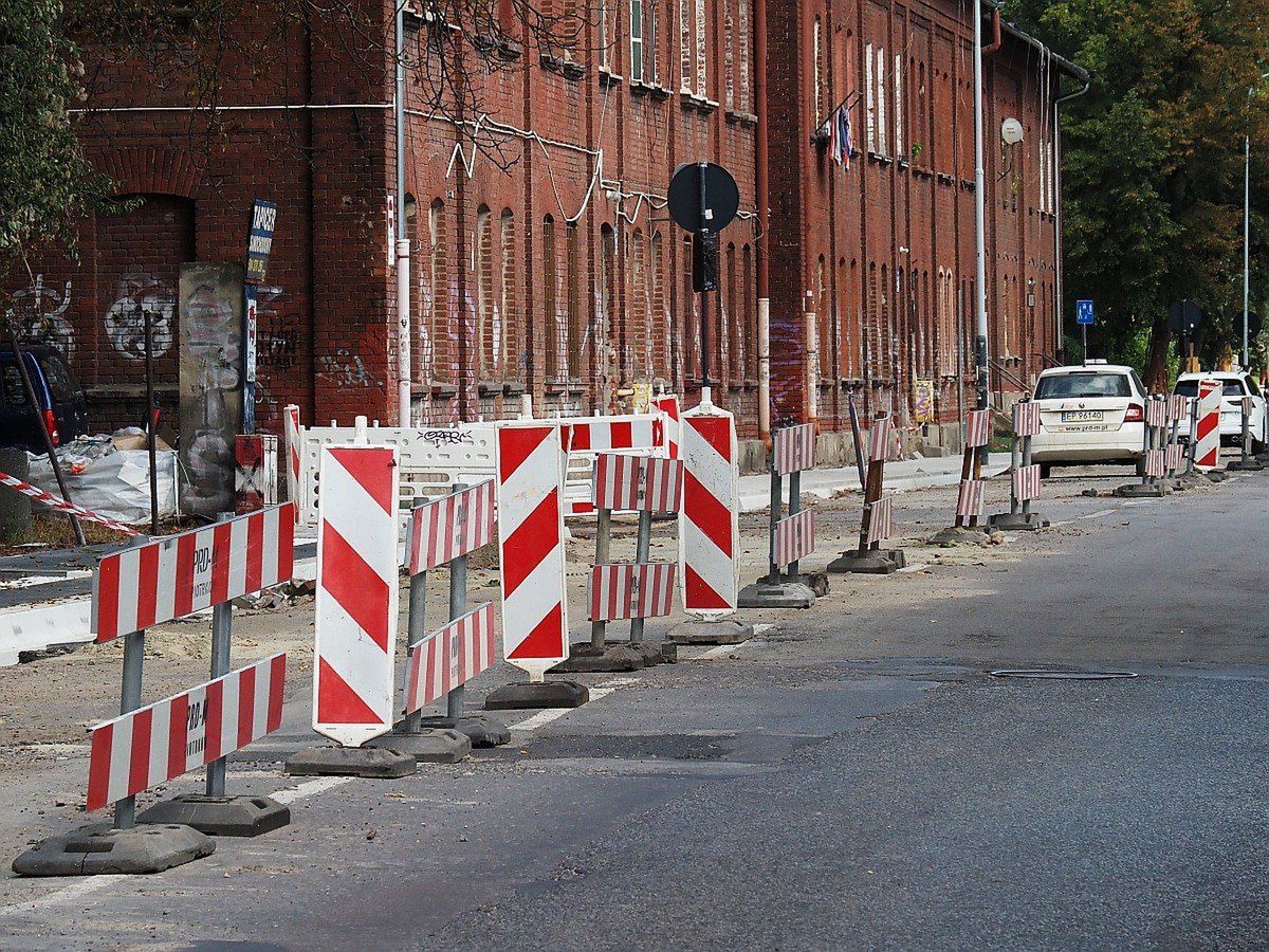 Remontowana ulica Tymienieckiego, a na niej samochody i piesi
