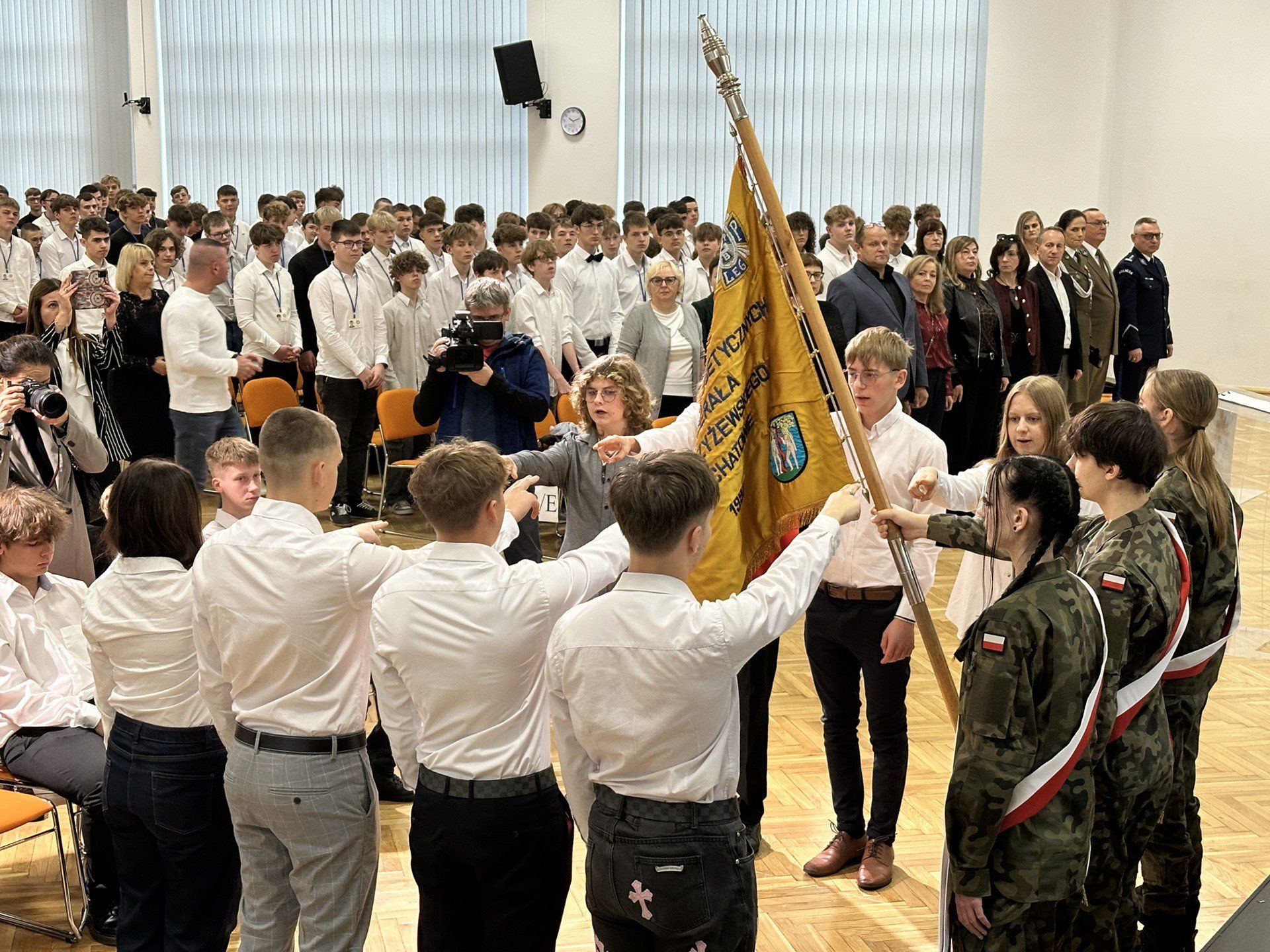Uczniowie klas pierwszych ślubowali na sztandar