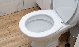 Wlej popularny napój do toalety. Po 15 minutach będzie jak nowa