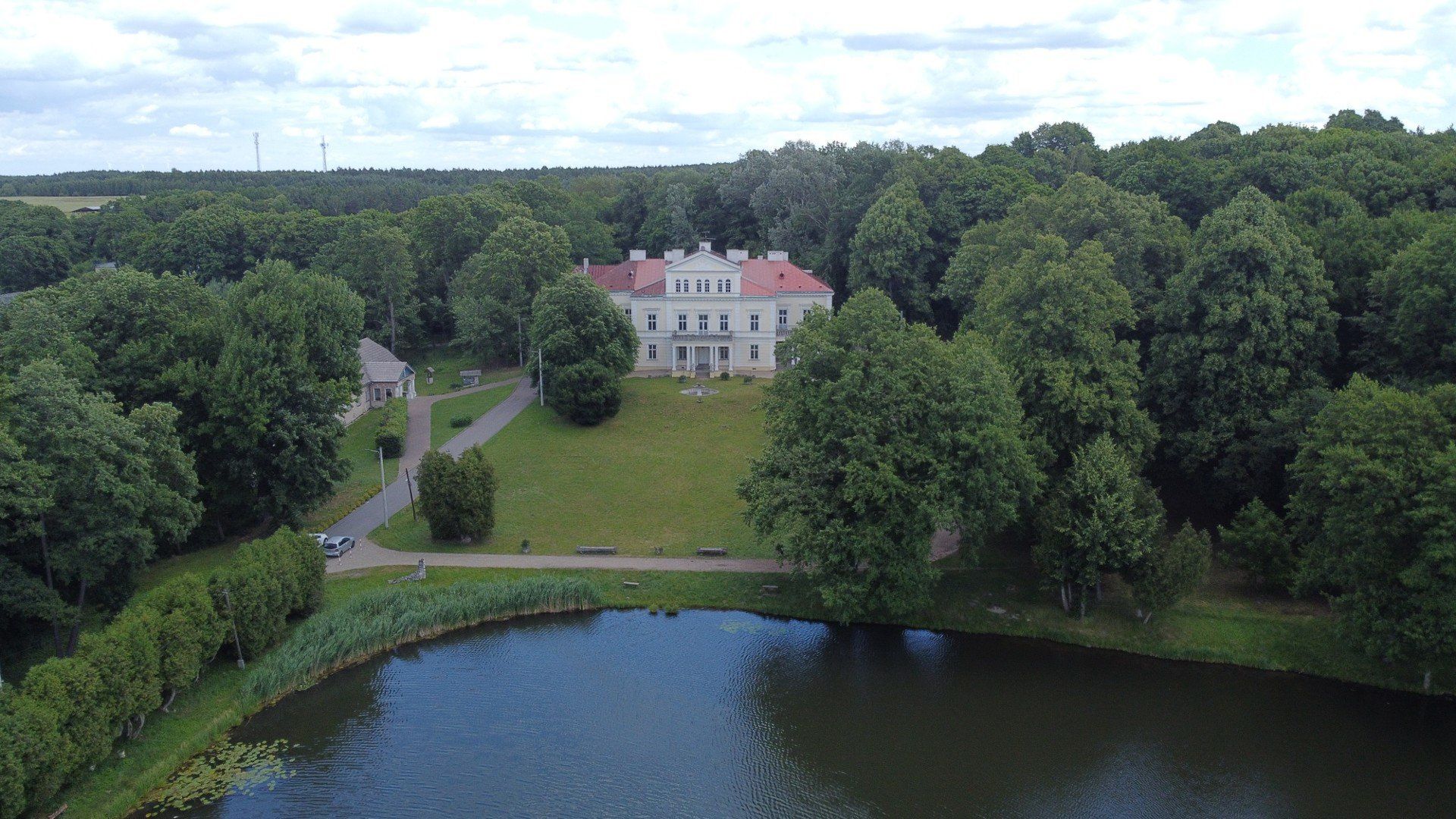 Złoty Potok z lotu ptaka! Widok na Pałac Raczyńskich otoczony zielenią parku. Majestatyczny, choć potrzebujący renowacji, symbol bogatej historii