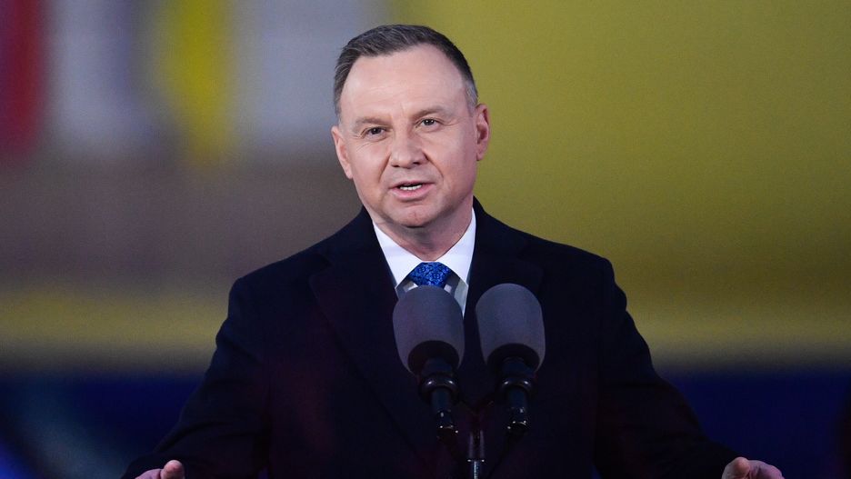 Warszawa, 21.02.2023. Pierwszy dzień oficjalnej wizyty prezydenta USA Joe Bidena w Warszawie, 21 bm. Prezydent RP Andrzej Duda przemawia w Arkadach Kubickiego w ogrodach Zamku Królewskiego w Warszawie. Prezydent Biden jest z wizytą w Polsce. Wygłosi przemówienie do narodu polskiego. (jm) PAP/Radek Pietruszka