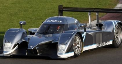 Elektryczna hybryda w serialu LeMans