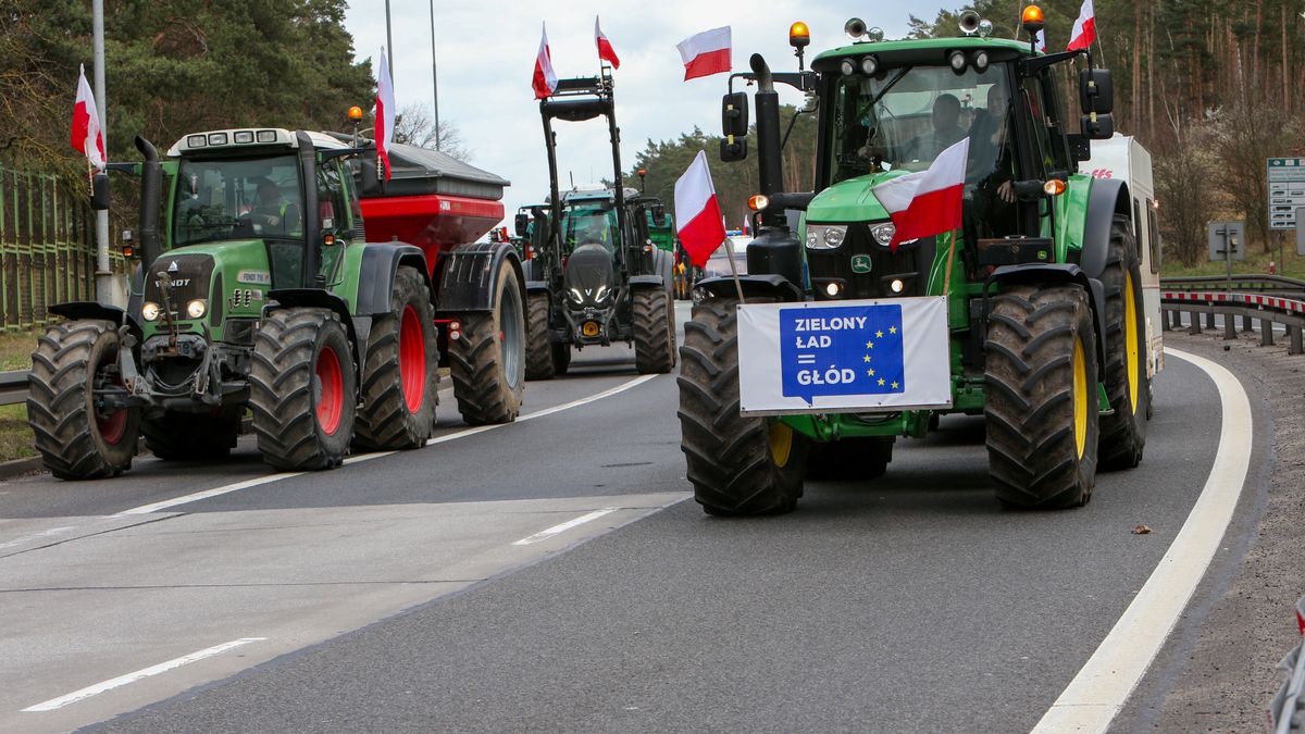 Świecko, 17.03.2024. Protest rolników na polsko-niemieckiej granicy w Świecku, 17 bm. Rolnicy z całej Polski kontynuują protesty. Ich powodem jest m.in. niedawna decyzja Komisji Europejskiej o przedłużeniu bezcłowego handlu z Ukrainą do 2025 roku, a także sprzeciw wobec prowadzonej przez Unię Europejską polityce Zielonego Ładu. (mr) PAP/Lech Muszyński