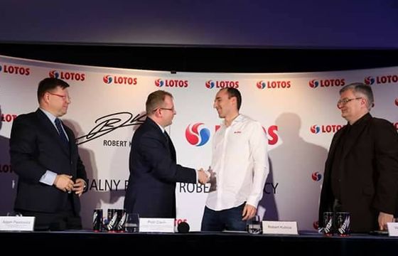 Robert Kubica przez rok będzie reklamował Grupę Lotos, logo firmy na jego kombinezonie