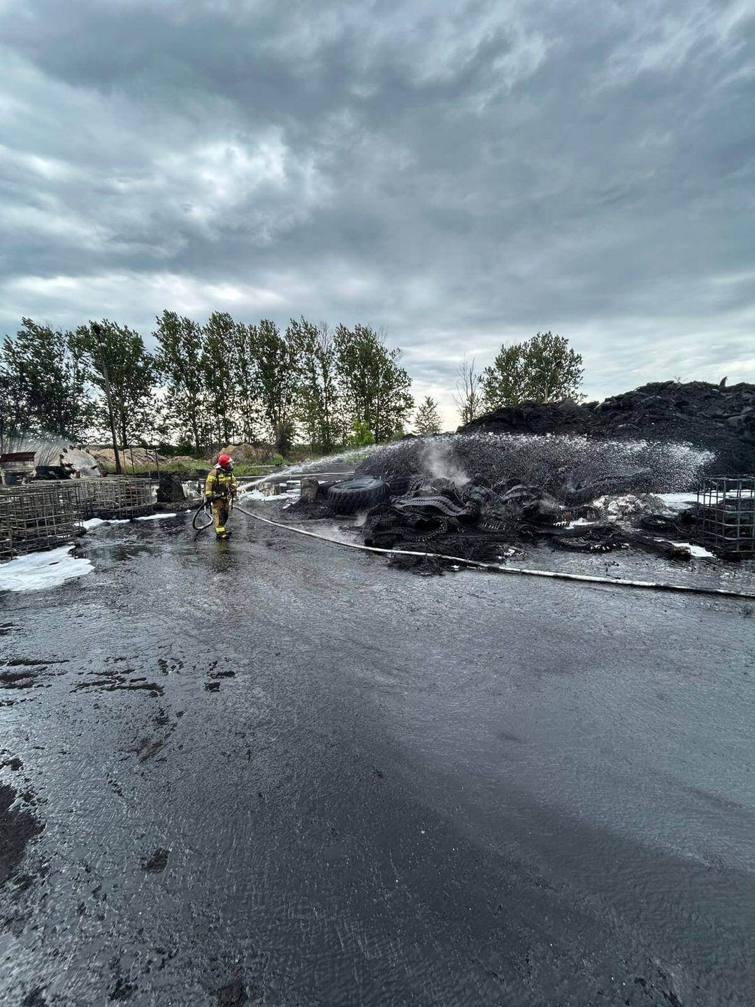 Pożar hali i składowiska opon w Sernikach koło Lubartowa
