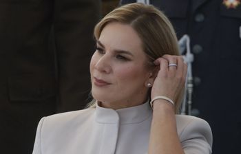 Nawrocka w odważnym połączeniu kolorystycznym. Stylistka: "Oczy bolą"
