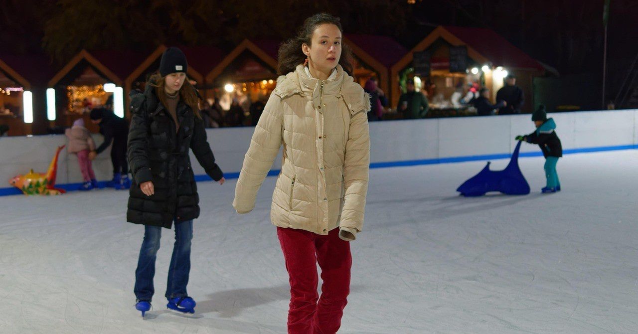 Olsztyn: Zimowe szaleństwo rozpoczęte. Lodowisko w hali Urania zostało otwarte. Już można się ślizgać