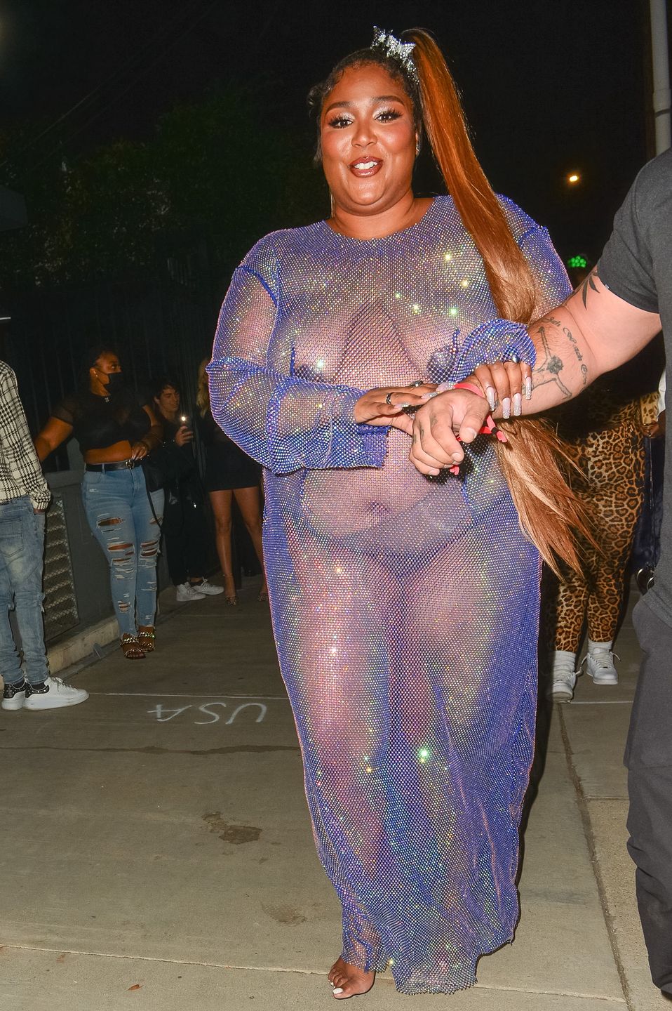 Lizzo szokuje w wyzywającej kreacji na urodzinach Cardi B