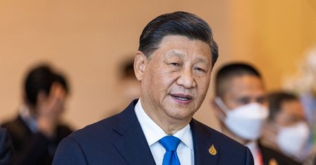 Xi sypie piach w tryby USA. Odwiedzi Rijad