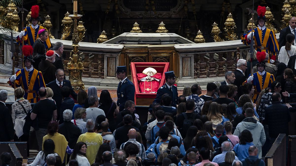 Members of the public line up to pay their respects to Pope Francis as he lies in state inside the Saint Peter's Basilica, in Vatican City, 25 April 2025. Faithful and well-wishers will be able to pay their respects to Pope Francis, who died on 21 April 2025, aged 88, until his funeral on 26 April. EPA/ANGELO CARCONI Dostawca: PAP/EPA.