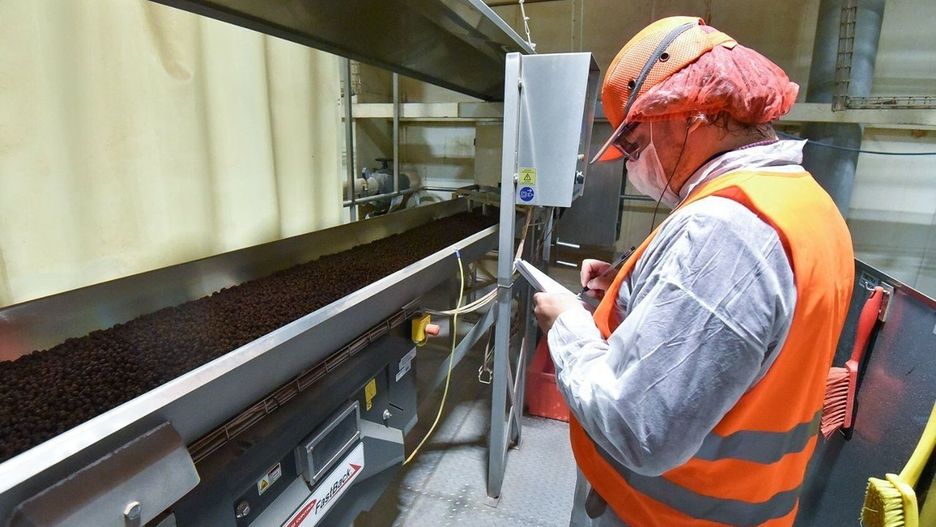 Sytuacja w branży produkcyjnej, jeśli chodzi o zatrudnienie, nie jest jednolita. Obecnie najwyższy deficyt dotyczy konkretnych pracowników. Poszukiwani są przede wszystkim operatorzy maszyn, automatycy i mechanicy - a więc fachowcy z kompetencjami technicznymi, fot. ilustracyjne/archiwalne G. Olkowski/Polska Press