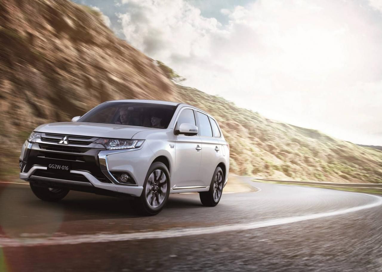 Mitsubishi Outlander PHEV (2016) - lifting elektrycznego SUV-a