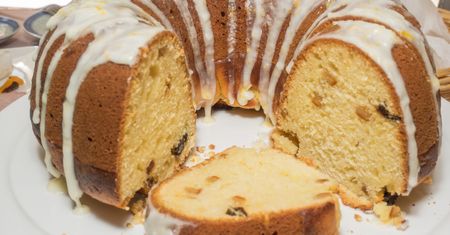 Drożdżowa babka szafranowa. Będzie ozdobą świątecznego stołu