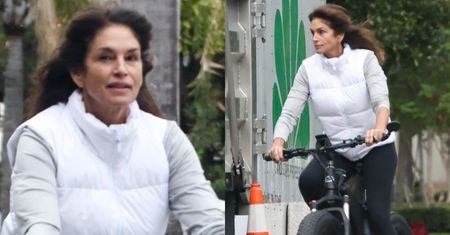 Naturalna Cindy Crawford przemierza ulice Miami na rowerze. Czas się jej nie ima? (ZDJĘCIA)