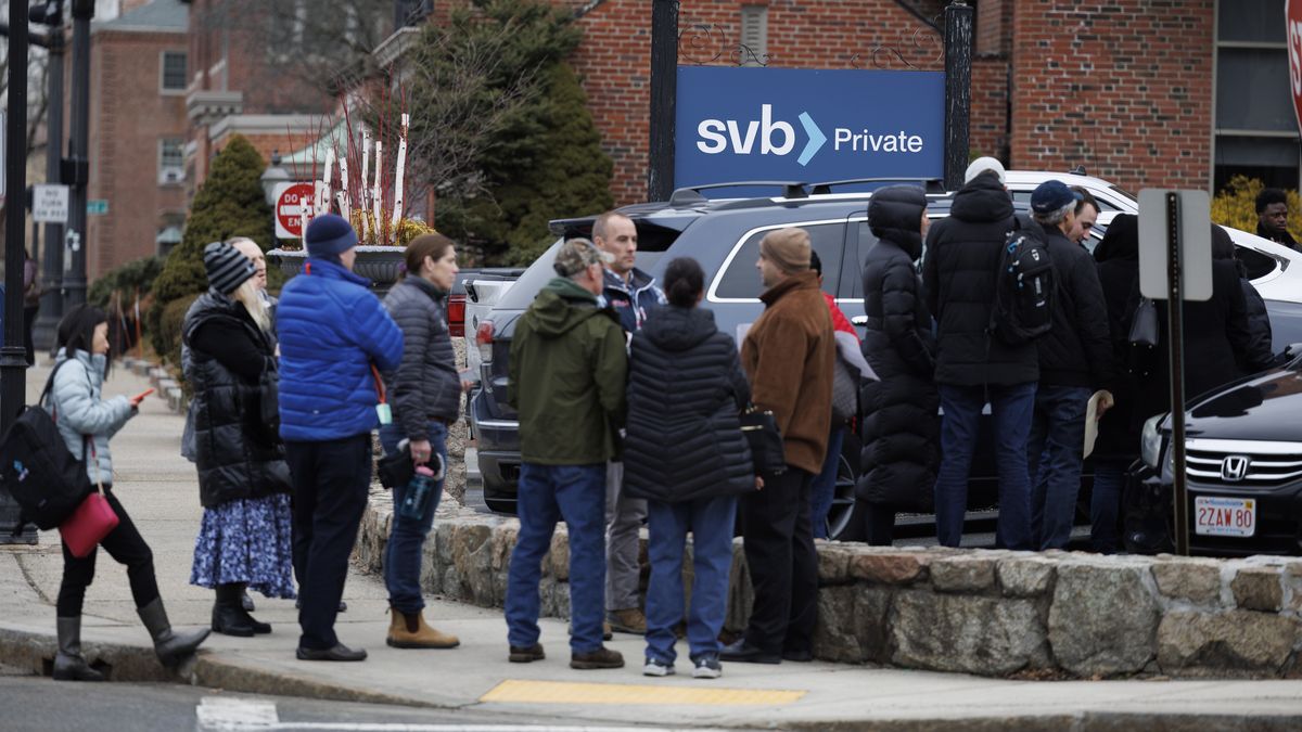 epaselect epa10520531 Bank customers wait outside a branch of Silicon Valley Bank in Wellesley, Massachusetts, USA, 13 March 2023. The Federal Deposit Insurance Corporation took control of the bank's assets, making it the largest bank to do so since the 2008 finical crisis. EPA/CJ GUNTHER Dostawca: PAP/EPA.