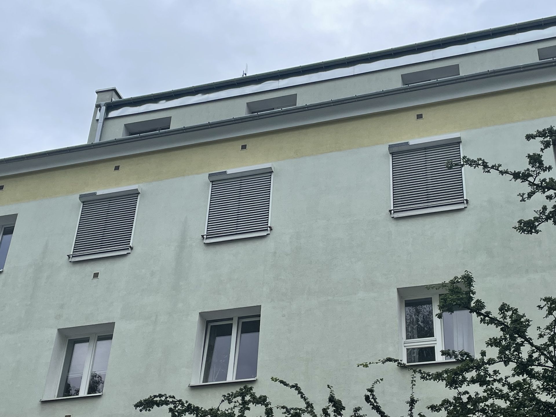 Polacy próbują walczyć z upałami na różne sposoby. Montowane są m.in. rolety zewnętrzne