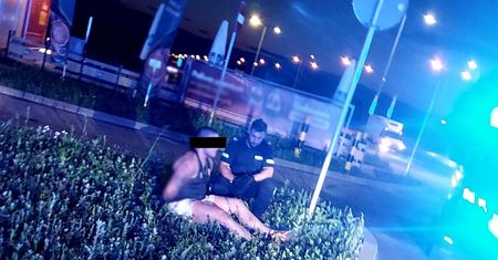 Zuchwałe porwanie. Wyciągnęli 18-latkę ze sklepu i grozili taksówkarzowi