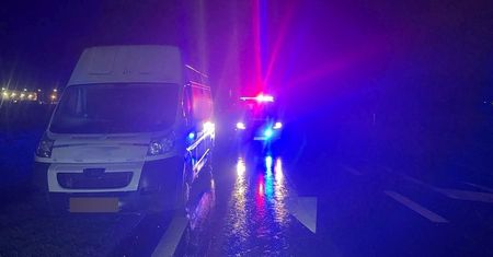 Zatrzymali dziwnego busa. Policjanci zadzwonili na numer będący na boku