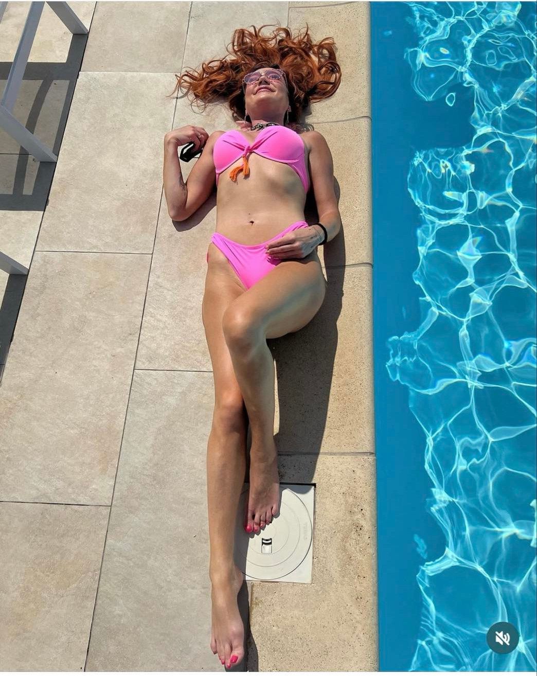 Agnieszka Kotońska chwali się młodzieńczą aparycją w SKĄPYM bikini
