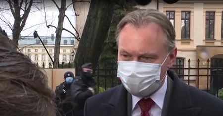 Krzyki, gwizdy i petarda. Gorzkie powitanie posłów PiS po wyroku TK ws. RPO