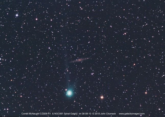 Na tym (i poprzednim) zdjęciu z 8 czerwca kometa McNaughta przemyka "obok" ustawionej do nas krawędzią galaktyki spiralnej NGC891. Cudzysłów wynika oczywiście stąd, że ta ostatnia znajduje się naprawdę 30 mln lat świetlnych za kometą.