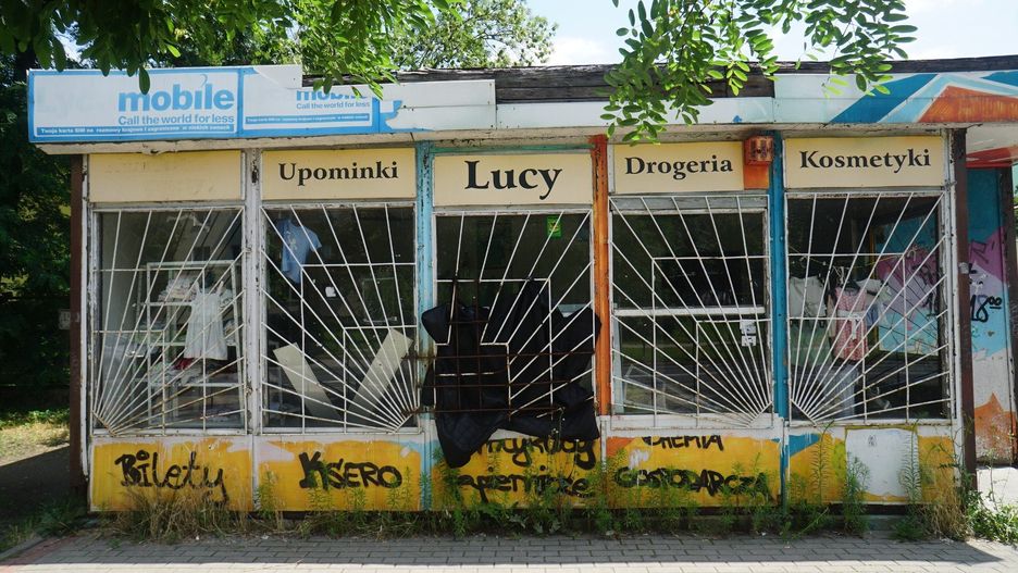 Opuszczony kiosk na skrzyżowaniu ulic Łozowa oraz Osinowa w Poznaniu
