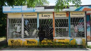 Poznań: Nielegalnie postawiony kiosk szpeci miasto. Właściciel od 10 lat unika rozbiórki