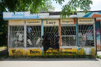 Poznań: Nielegalnie postawiony kiosk szpeci miasto. Właściciel od 10 lat unika rozbiórki