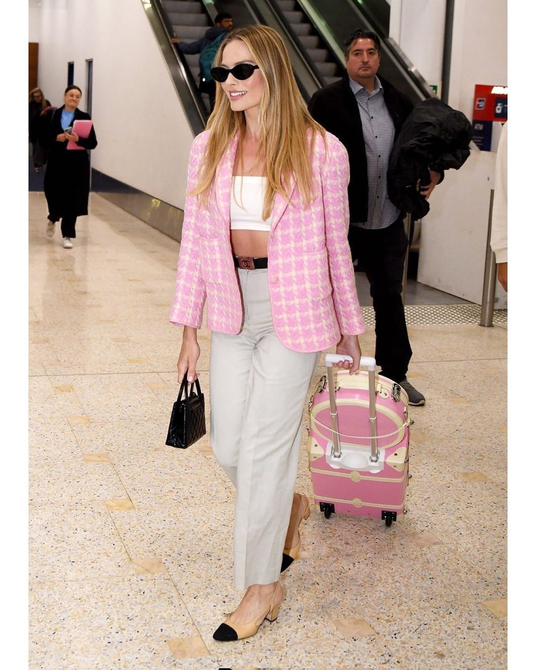 Margot Robbie z różową walizką vintage