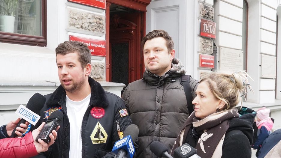Od lewej: Damian Raczkowski, Marcin Hencz i Magdalena Gałkiewicz podczas konferencji prasowej o rozszerzeniu strefy prohibicji
