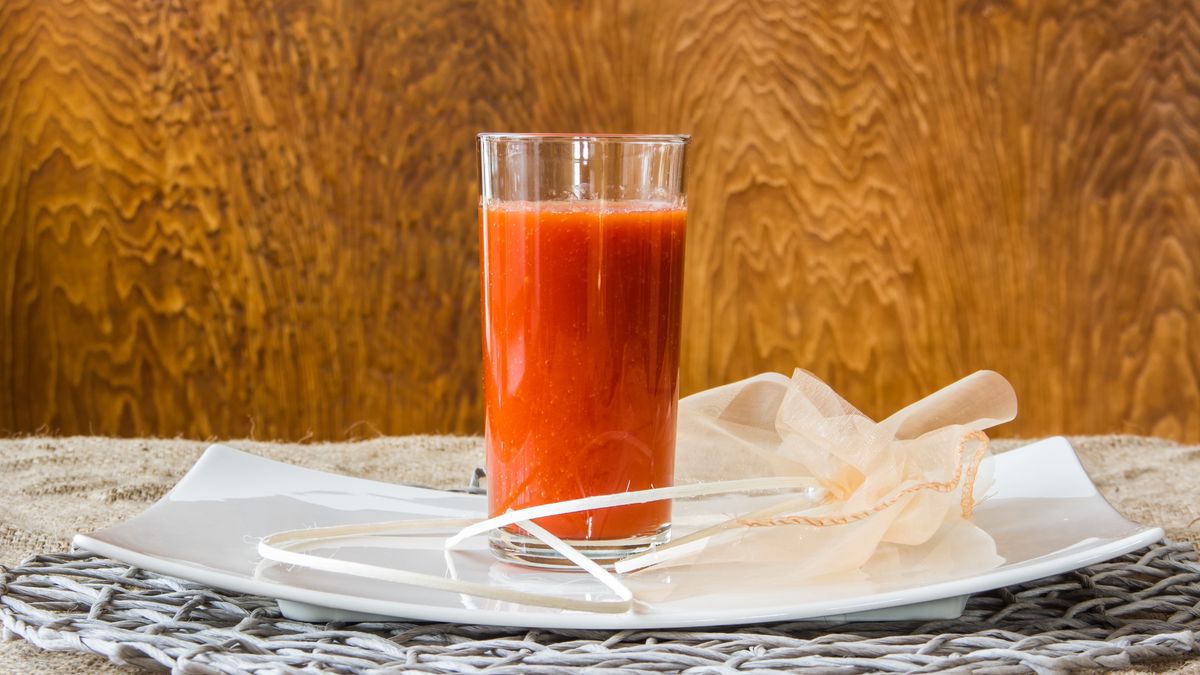 Sok pomidorowy w wysokiej szklance